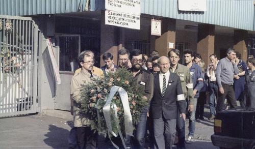 STRAJK 1988 -komitet strajkowy składa kwiaty pod pomnikiem